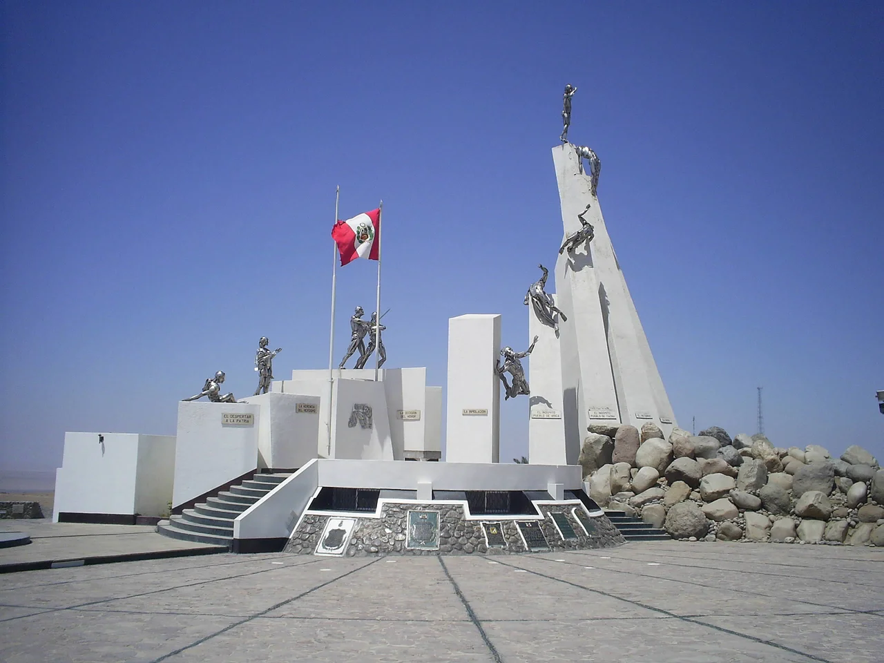 Pampas del cerro Intiorko. Monumento del Alto de la Alianza