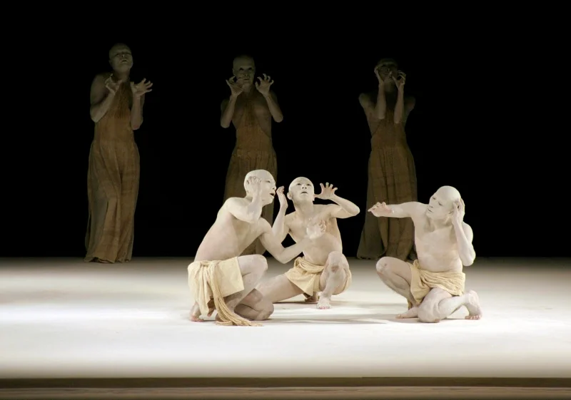 Espectáculo presentado en el Festival Cervantino llamada Kagemi: Más allá de la metáfora de los espejos, Sankai juku pertenece a la segunda generación de los grupos de la danza Butoh, movimiento que emergió en los años setenta como una expresión crítica de la conciencia humana.