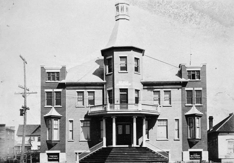 Title / Titre : à
314 Bay Street (Finnish newspaper "Tyokansa", and soon the Finnish Labour Temple "Tyon Temppeli") / 
Le 314 Bay Street, abritant le journal finnois Tyokansa et les futurs locaux du Finnish Labour Temple, Tyon Temppeli
Creator(s) / Créateur(s) : E. L. Lane
Date(s) :  1910
Reference No. / Numéro de référence : MIKAN 3210886 
collectionscanada.gc.ca/ourl/res.php?url_ver=Z39.88-2004&amp;... 
collectionscanada.gc.ca/ourl/res.php?url_ver=Z39.88-2004&amp;...
Location / Lieu :  Port Arthur, Ontario, Canada
Credit / Mention de source :  
E. L. Lane. Library and Archives Canada, C-095456 / 

E. L. Lane. Bibliothèque et Archives Canada. C-095456