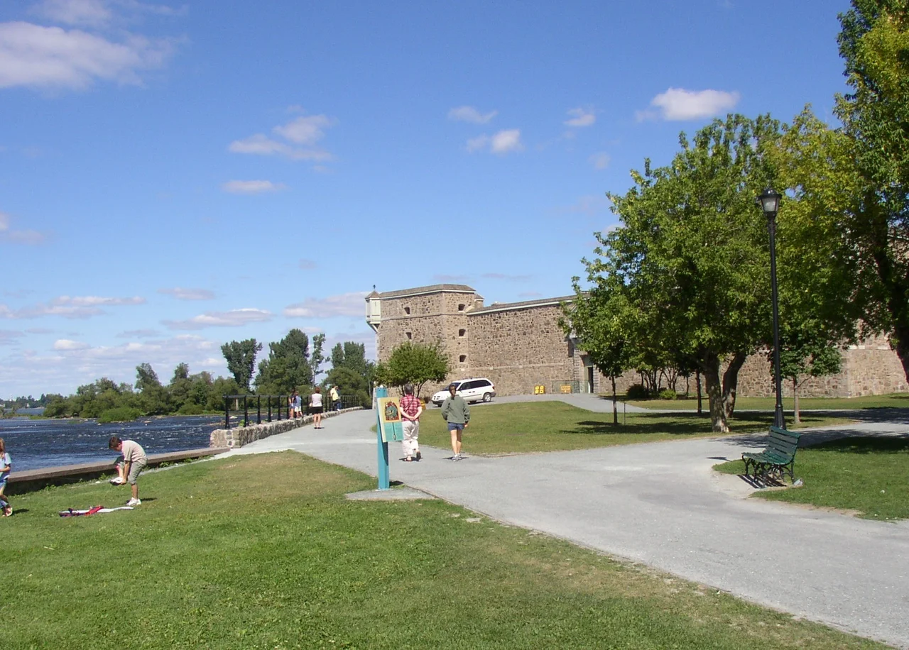 Photo of w:Fort Chambly on the w:Richelieu River in Quebec, Canada. Photo taken late in the summer of 2002.    

Photo taken by uploader. Own work. All rights released.  Williamborg 01:39, 22 July 2006 (UTC)