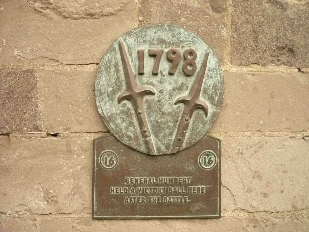 Tablica upamiętniająca bitwę pod Castlebar w 1798 roku.