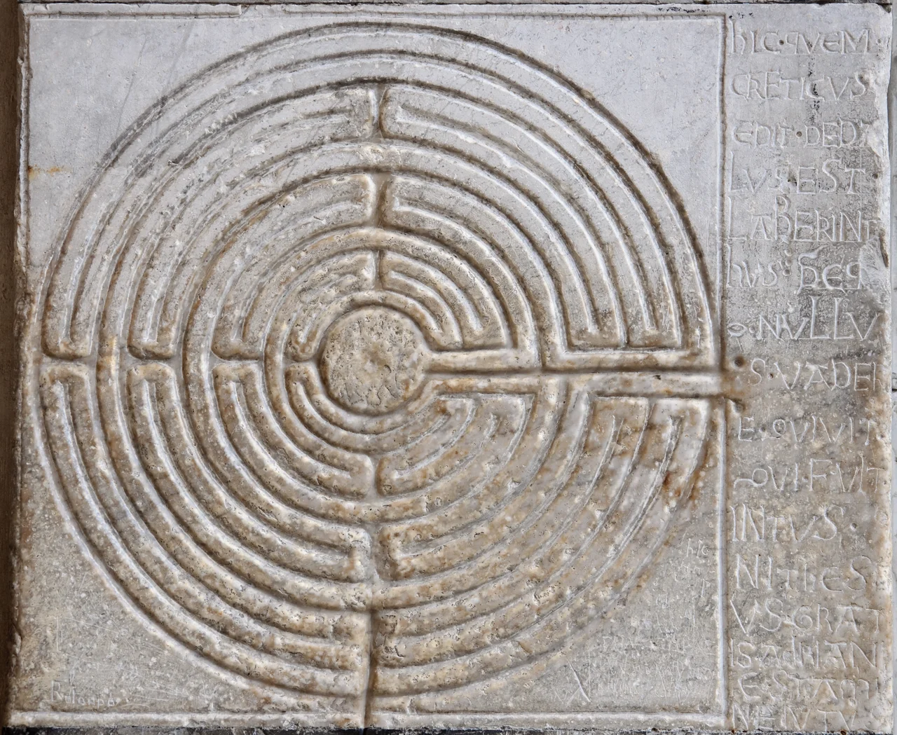 Digital labyrinth carved on a pillar of the portico of Lucca Cathedral, Tuscany, Italie.The Latin inscription says "HIC QUEM CRETICUS EDIT. DAEDALUS EST LABERINTHUS . DE QUO NULLUS VADERE . QUIVIT QUI FUIT INTUS . NI THESEUS GRATIS ADRIANE . STAMINE JUTUS", i.e. "This is the labyrinth built by Dedalus of Crete; all who entered therein were lost, save Theseus, thanks to Ariadne's thread."