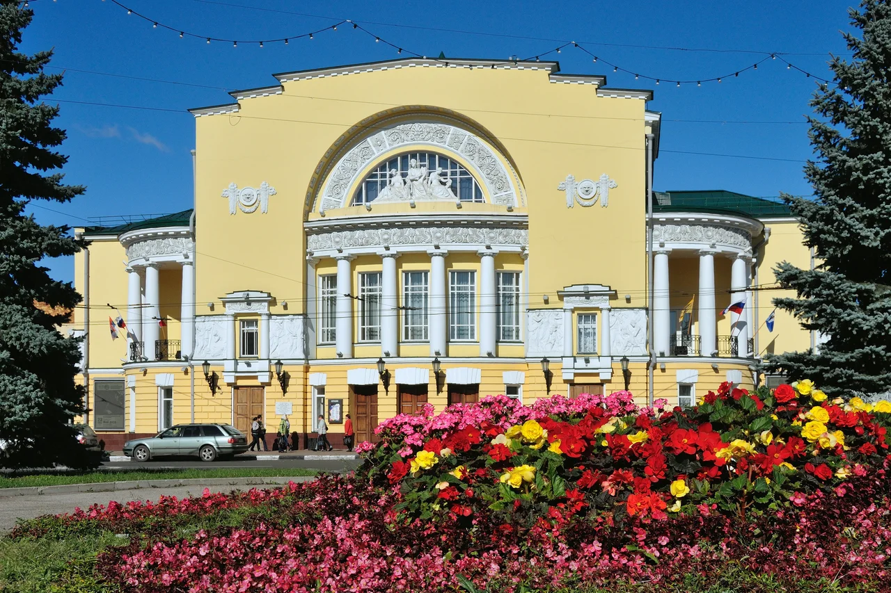 Здание городского театра: площадь Волкова, 1,  Ярославль, Ярославская область
