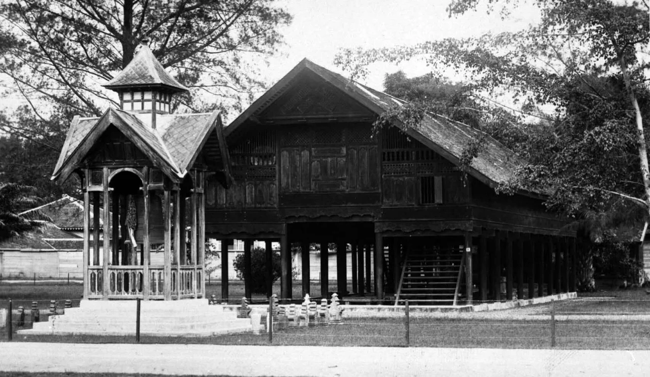 Foto. Het Atjeh Museum werd opgericht door generaal Swart, goeverneur van Atjeh. Het gebouw kon als een blokkendoos uit elkaar genomen worden, de bedoeling was dat het ooit in zijn geheel naar Nederland verplaatst zou worden. In 1914 was het op de Koloniale Tentoonstelling te Semarang geplaatst. Op 31 augustus 1915 werd het gebouw op de Esplanade te Koeta Radja (tegenwoordig: Banda Aceh) geopend. Reeds vanaf de oprichting was de privé-collectie etnografica van Friedrich Stammeshaus, tevens conservator van het museum, de belangrijkste bezienswaardigheid van het museum. Nadat Stammeshaus zijn collectie in 1931 aan het Koloniaal Museum verkocht, bleef slechts een klein aantal objecten achter in het museum (Stammeshaus, p. 96). Het Atjeh Museum in Koetaradja