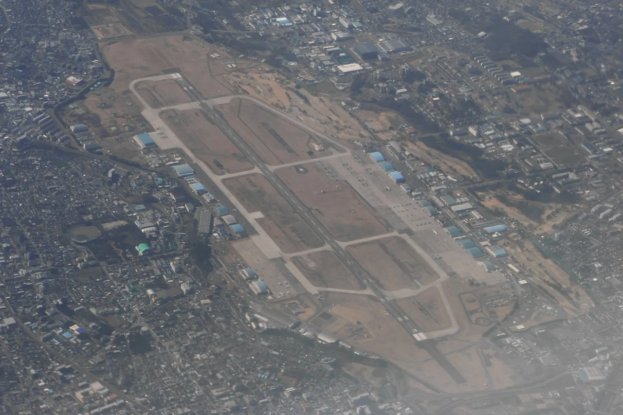 ANA松山行きの機内から撮影した米海軍厚木基地。駐機している機体がいる様だ。